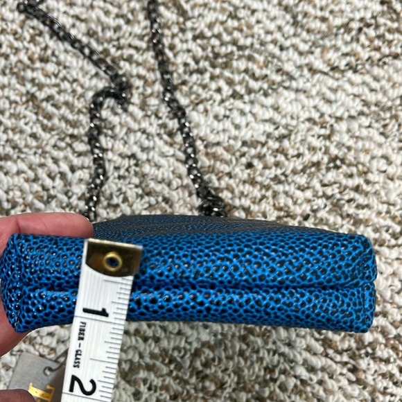 TRESKA KISS LOCK CROSSBODY TEXTURED BAG CHAIN BLUE BLACK - Picture 13 of 14